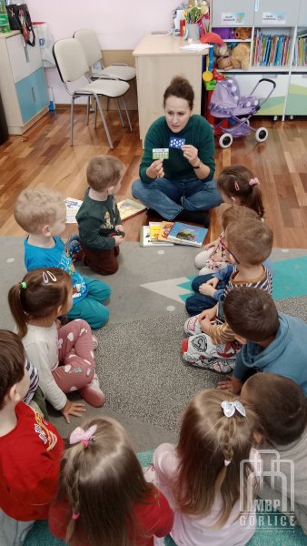 Biblioteka Gorlice, Bibliotekarka pokazuje karty i książki z wyprawki